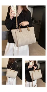 Detalle de bolso tote tejido con asas de cuero marrón y correa de hombro ajustable