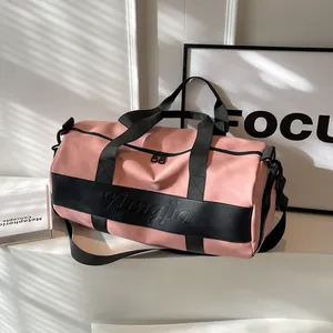 Borsa sportiva cilindrica rosa e nera con tracolla regolabile e manici neri