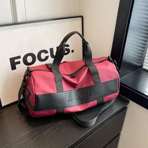 Grande borsa sportiva rosa rossa impermeabile con tracolla regolabile e manici robusti