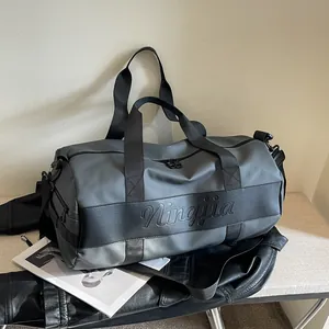 Borsa da palestra grigia impermeabile capiente con manici neri e tracolla regolabile