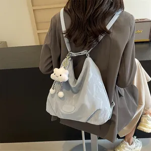 Sac à dos bleu clair matelassé pour femme avec texture nuage élégante et accessoire