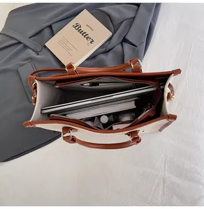 Innenansicht der großen Canvas-Tragetasche mit Laptop und Kosmetik-Organisation