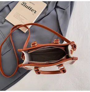 Draufsicht auf Canvas-Tote-Tasche mit Reißverschlussfach und Lederbesatz-Details