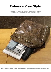 Détail de la grande capacité pour magazine A4 et iPad dans le sac à dos en cuir marron