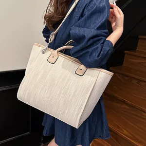 Bolso tote beige texturizado con asas y correa ajustable para uso diario casual