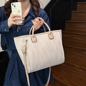 Elegante bolso tote tejido en color beige con correa ajustable y gran capacidad
