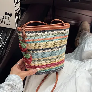Sac Seau en Paille à Rayures Colorées Femmes Patchwork en Cuir PU Sac à Bandoulière de Plage Pendentif Fraise