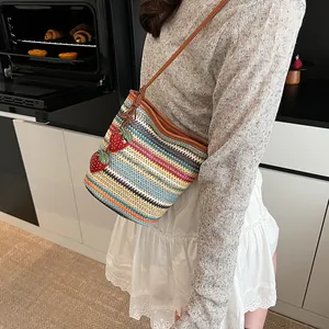 Sac seau en paille tissée colorée avec charms fraises et bandoulière marron