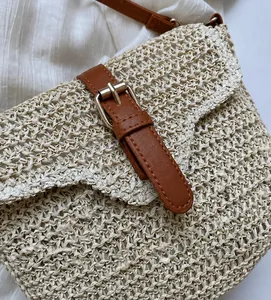 Detail van geweven strotuctuur met bruine leren riem en metalen gespafwerking