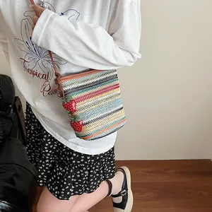 Sac seau en paille à rayures colorées avec breloques fraises et bandoulière marron