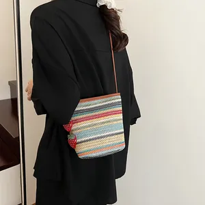 Sac bandoulière en paille à rayures colorées avec breloques fraises pour l'été