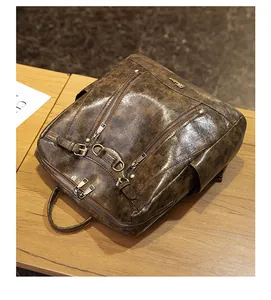 Λεπτομέρεια vintage καφέ σακιδίου από δέρμα PU με ασημένια φερμουάρ και υφή