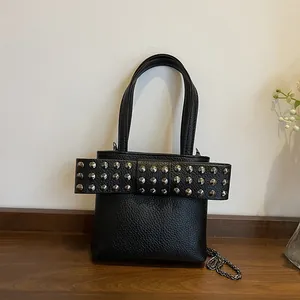 Sac à main noir en cuir grainé avec grand nœud clouté et bandoulière en chaîne argentée