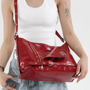 Sac fourre-tout punk rouge foncé avec clous argentés et anneaux sur fond blanc pur