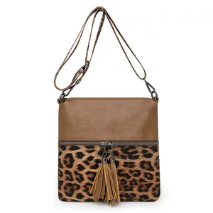 Sac bandoulière tendance en cuir marron avec coutures léopard et détails à franges