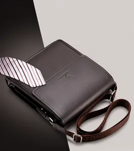 Detail der dunkelbraunen Business-Umhängetasche aus weichem Leder mit Logo-Prägung