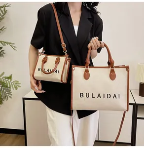 Detailansicht des Canvas-Taschen-Sets mit Lederbesatz und Logo-Aufdruck