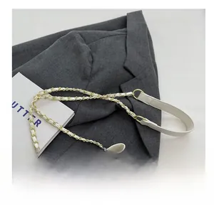 Détail du sac bandoulière rond blanc avec épaulette en cuir et chaîne dorée