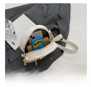 Vue intérieure montrant la capacité de rangement du sac à main semi-circulaire perlé