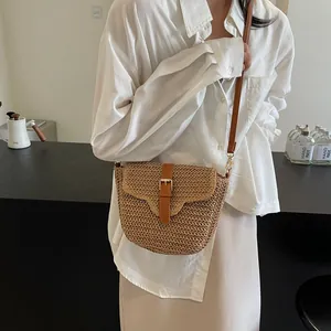 Geweven stro zadelstas voor dames met bruine leren riem voor een casual zomerse uitstraling