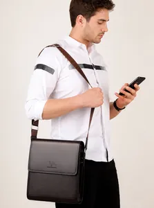 Detailaufnahme der braunen Messenger-Tasche mit Klappe und metallenem Logo-Akzent
