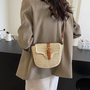 Handgeweven strooien zadeltas met bruine leren riem, bohemian crossbody tas voor dames
