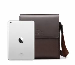Detailansicht der kaffeebraunen Ledertasche mit Textur und Größenvergleich zum iPad