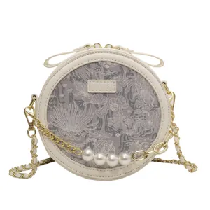 Sac bandoulière rond blanc et gris avec chaîne dorée et grands détails en perles