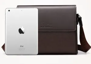 Braune Business-Umhängetasche aus Leder mit iPad zum Größenvergleich