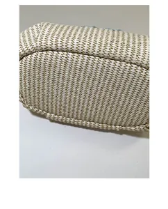 Dettaglio della trama intrecciata e della base di questa borsa estiva in paglia