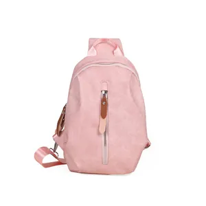 Dettaglio mini zaino rosa in tessuto impermeabile con tiretti in pelle marrone
