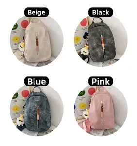 Detalle de cuatro bolsos cruzados de colores con cremalleras verticales y colgantes