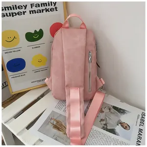Dettaglio posteriore borsa rosa con tracolla larga e tasca verticale con cerniera nascosta