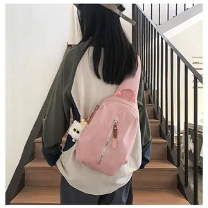 Borsa a tracolla rosa minimalista in nylon con ciondolo di peluche e tirante in pelle