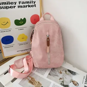 Zaino a tracolla rosa minimalista con cerniere decorative e spallacci regolabili