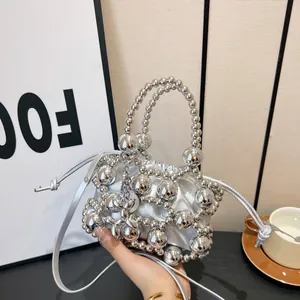 Borsa a secchiello argentata con sfere metalliche e tracolla dal design moderno