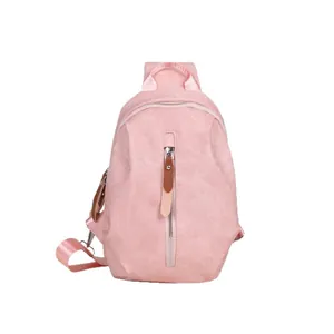 Borsa a tracolla rosa chiaro minimalista con cerniera verticale e tiranti in pelle