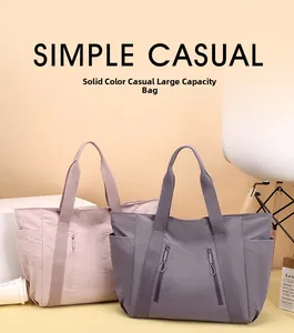 Dettaglio di borse tote in nylon impermeabile leggero nei colori rosa e grigio scuro