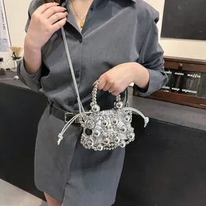 Borsa a secchiello argentata con perline e coulisse per tracolla e trasporto a mano
