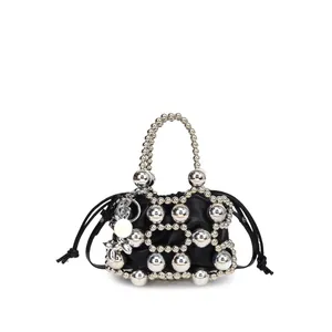 Elegante borsa a secchiello nera con coulisse, perline argento e ciondolo coniglio