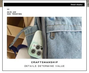 Détails d'un sac à dos en jean avec poche latérale zippée pour rangement de smartphone