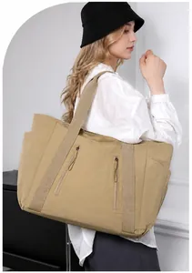 Dettaglio della borsa in nylon impermeabile con doppie tasche a zip e design leggero