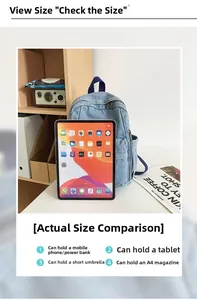 Détail d'un sac à dos en denim bleu montrant la capacité intérieure avec un iPad