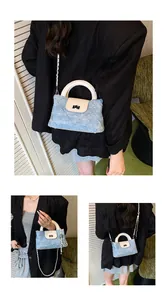 Detailansicht der hellblauen Denim-Beuteltasche mit Rautensteppung und Kette