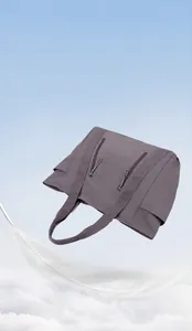 Dettaglio della borsa tote in nylon impermeabile leggera 0,30kg con tasche anteriori