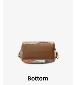 Detailansicht der Taschenunterseite aus Leder mit feinen Nähten und goldenen Haken