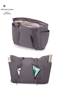 Dettaglio della borsa tote in nylon impermeabile con ampi scomparti e fodera interna