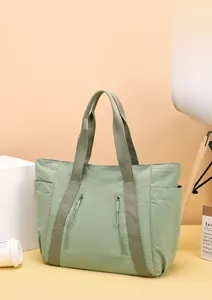 Vista dettagliata della capiente borsa tote in nylon impermeabile verde chiaro con tasche