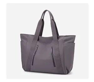 Dettaglio della borsa tote in nylon viola con tasche con zip e tasche laterali