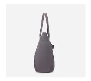 Vista laterale della borsa tote in nylon viola scuro resistente all'acqua con tasca